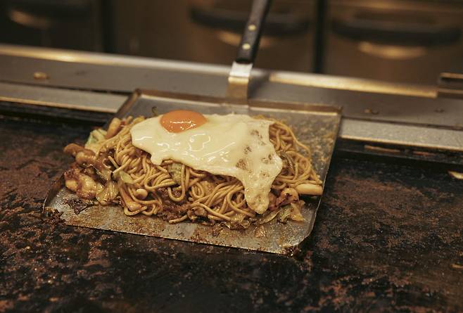 반숙 계란프라이가 올라가 더 맛있게 보이는 야끼소바