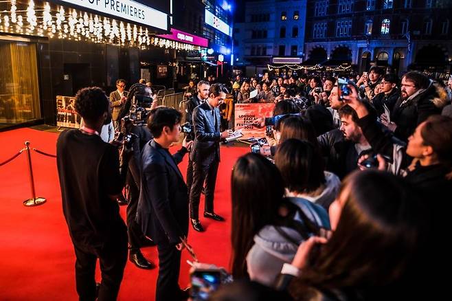 런던에서 팬들에게 사인해주는 이정재 (런던=연합뉴스) 최윤정 특파원 = 감독 데뷔작 '헌트'로 영국을 찾은 배우 이정재가 19일(현지시간) 제7회 런던아시아영화제 개막식 레드카펫 행사에서 팬들에게 사인을 해주고 있다.2022.10.21 photo@yna.co.kr[런던아시아영화제 제공. 재판매 및 DB 금지]