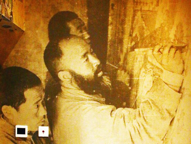 장다첸기념관에 둔황 막고굴 벽화를 임모(그대로 옮겨 그림)하는 모습을 찍은 사진이 전시돼 있다. ⓒ최종명
