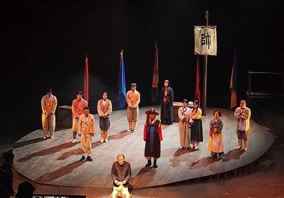 연극 ‘남해 달빛’이 10월 22일부터 30일까지 동국대학교 내 ‘이해랑예술극장’에서 공연된다. 남해 달빛은 임진왜란 7년 전쟁이 끝나는 해인 1598년 남해를 배경으로 노량해전을 앞둔 7일간의 이야기를 그린다. 여해연구소 제공