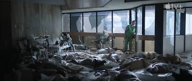 애플TV플러스의 ‘재난, 그 이후’의 한 장면. 에어컨이 공급되지 않아 지친 환자들과 의료진의 모습. 애플TV플러스 제공.