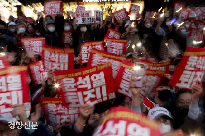 전국에서 모인 촛불행동 참가자들이 22일 서울 중구 시청역 일대에서 윤석열 대통령의 퇴진과 김건희 여사의 특검을 요구하며 손펫말을 흔들고 있다. 문재원 기자