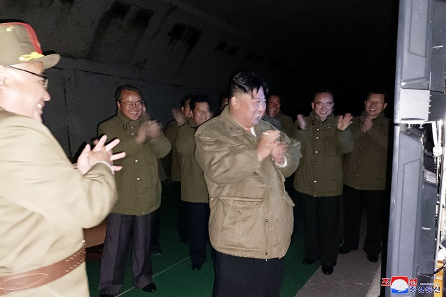 북한 김정은 국무위원장이 지난 12일 전술핵운용부대에 배치된 장거리전략순항미사일 시험발사를 현지에서 지도했다고 조선중앙통신이 13일 보도했다. 발사된 2기의 장거리전략순항미사일은 조선 서해 상공에 설정된 타원 및 8자형 비행궤도를 따라 1만234초를 비행해 2천㎞ 계선의 표적을 명중타격했다고 통신은 전했다. 연합뉴스