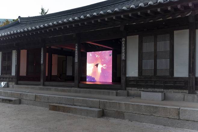 시선 비전의예술가 초대전 쌔미리 작품이 안채에 설치된 장면. <사진제공=슬리퍼스써밋>