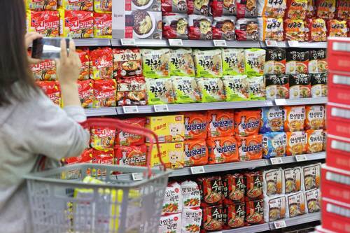 서울의 한 대형마트에 진열된 라면. [사진 출처 = 연합뉴스]