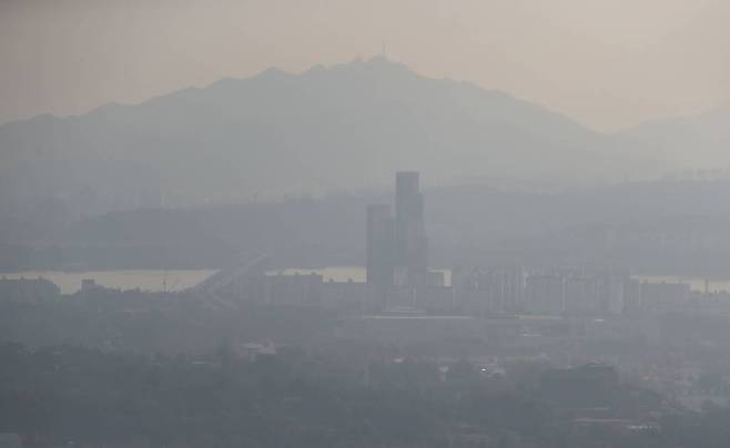 수도권 지역에 미세먼지와 초미세먼지가 한때 나쁨수준을 보인 21일 오후 서울 중구 남산에서 바라본 도시가 미세먼지로 덮여있다. /사진=뉴시스