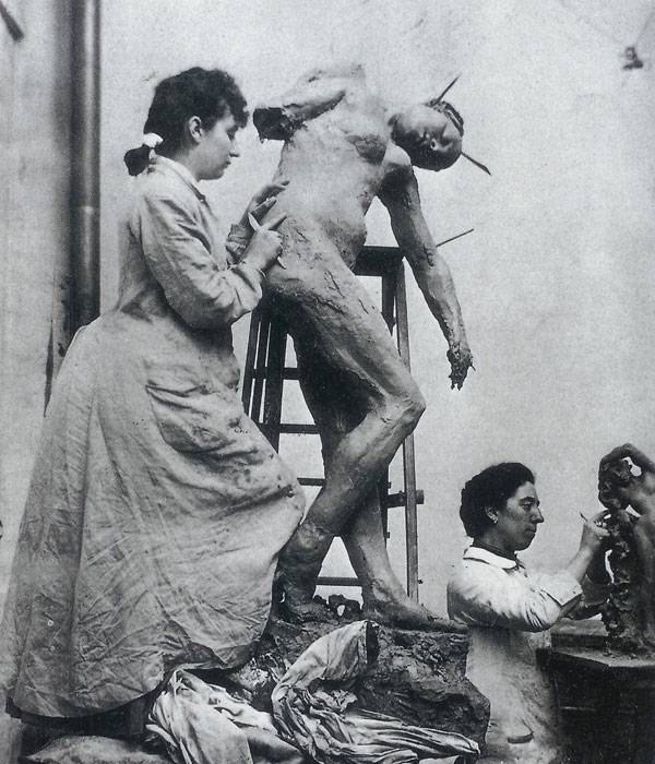 카미유 클로델이 조각상 작업을 하고 있는 모습.