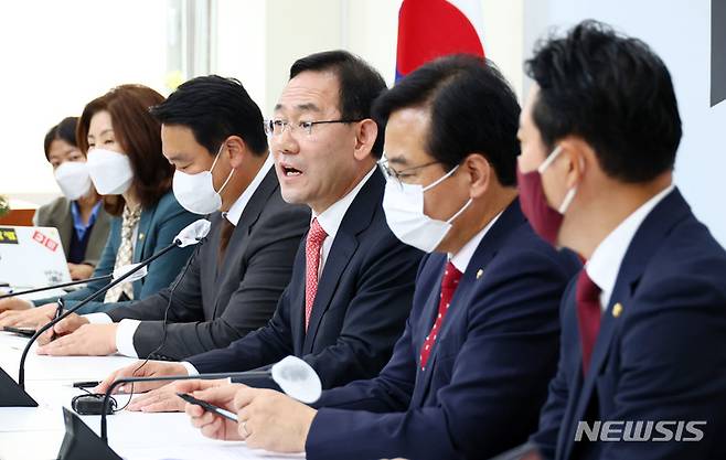 [서울=뉴시스] 김선웅 기자 = 주호영 국민의힘 원내대표가 21일 서울 여의도 국회에서 긴급 기자간담회를 열고 이재명 더불어민주당 대표의 '대장동 특검' 추진에 거부 의사를 밝히고 있다. (공동취재사진) 2022.10.21. photo@newsis.com