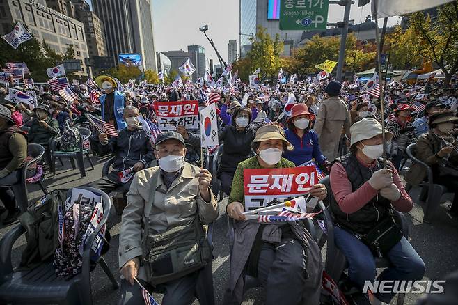 [서울=뉴시스] 정병혁 기자 = 22일 서울 종로구 세종대로에서 열린 자유통일 주사파 척결 국민대회에서 참가자들이 태극기와 성조기를 들고 있다. 2022.10.22. jhope@newsis.com