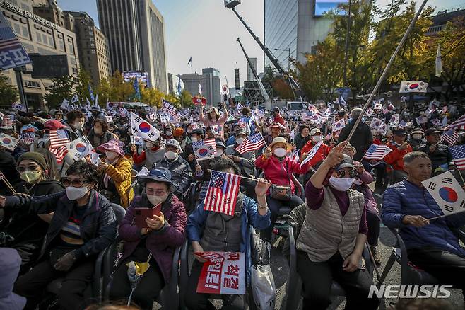 [서울=뉴시스] 정병혁 기자 = 22일 서울 종로구 세종대로에서 열린 자유통일 주사파 척결 국민대회에서 참가자들이 태극기와 성조기를 들고 있다. 2022.10.22. jhope@newsis.com