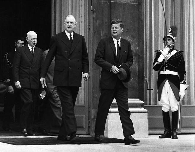 샤를 드골 프랑스 대통령(왼쪽)과 미국 케네디 대통령. 1961년 6월2일 정상회담을 마치고 엘리제 궁을 나서는 모습 (사진: JFK기념도서관)