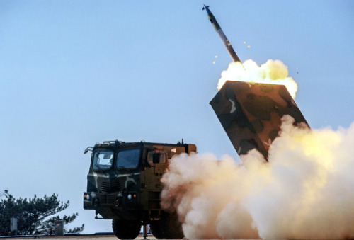 다연장로켓(MLRS) ‘천무’의 실사격훈련 사진. 육군 제공