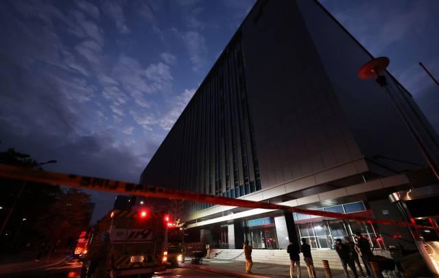 15일 오후 화재가 발생한 경기도 성남시 분당구 삼평동 SK 판교 캠퍼스 A동에서 소방관들이 분주하게 움직이고 있다. 연합뉴스