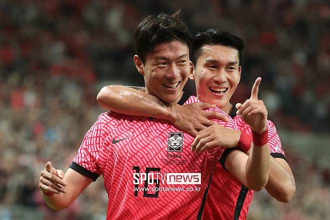 ▲ 황의조와 이용 ⓒ곽혜미 기자