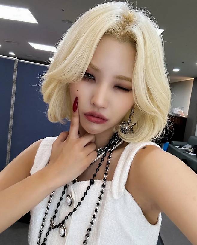 Wendy posted several photos on his instagram with an article called K-POP that Wendy loved on the 22nd.The photo shows So-yeon staring at the camera with a deadly look. So-yeon, who had a blonde and thick makeup, reminded me of Marilyn Monroe.Meanwhile, (G)I-DLE released the fifth Mini album I Love title song Nxde (nude) on the 17th.