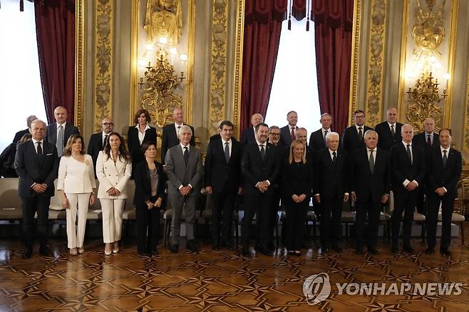 이탈리아 새 내각 (로마 AP=연합뉴스) 이탈리아 새 내각이 22일(현지시간) 대통령 관저인 로마의 퀴리날레 궁에서 취임 선서식을 마치고 기념촬영을 하고 있다. 2022.10.22 photo@yna.co.kr