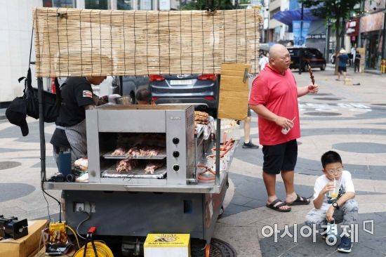 외국인 관광객 증가로 활기를 띠고 있는 서울 명동 거리에서 노점상들이 영업을 하고 있다. / 사진=문호남 기자 munonam@