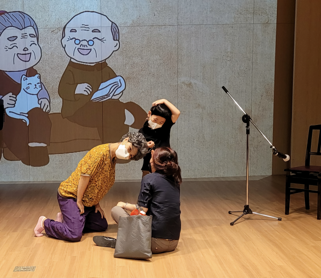 2021년 연극 ‘말랑말랑 이야기’에서 할머니 역을 맡은 김봄희 대표(왼쪽).