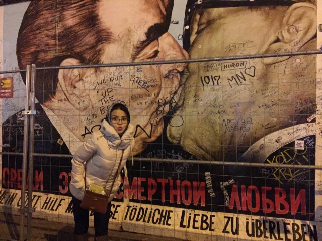 대학시절인 2015년 독일 베를린 장벽 앞에 선 김봄희 대표.