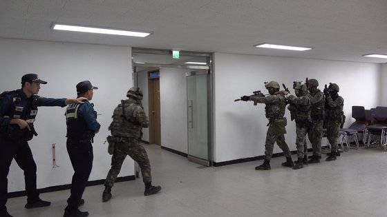 제37보병사단 중원여단 기동중대와 경찰중앙학교 교관단의 대터레 합동 훈련에서 군경 연합팀이 전술대형을 이뤄 '아세아 대학 기숙사' 안을 수색하고 있다. 영상캡처
