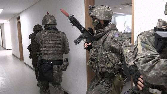 제37보병사단 중원여단 기동중대와 경찰중앙학교 교관단의 대터레 합동 훈련에서 기동중대가 방 수색을 마친 뒤 다른 방으로 옮기고 있다. 한 대원이 다른 대원에게 손으로 이동을 알리는 중. 실전에선 이처럼 말 대신 수신호를 많이 쓴다. 영상캡처