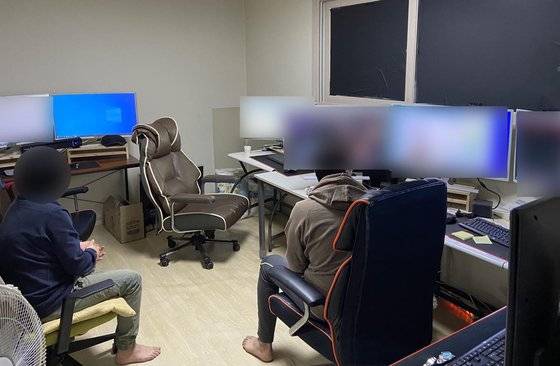 인천경찰청이 피라미드 구조식 다단계 회사처럼 불법 도박 사이트를 운영한 일당 191명을 적발했다고 23일 밝혔다. 사진은 이들이 운영한 불법 성인 PC방의 모습. 사진 인천경찰청 제공. 연합뉴스