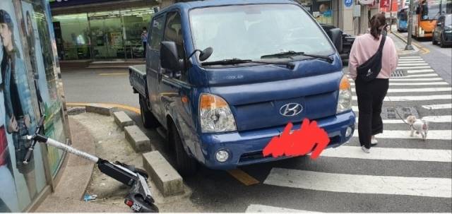 창원 시내 한 도로변 횡단보도에 전동 킥보드가 쓰러진 채 방치돼 있다.