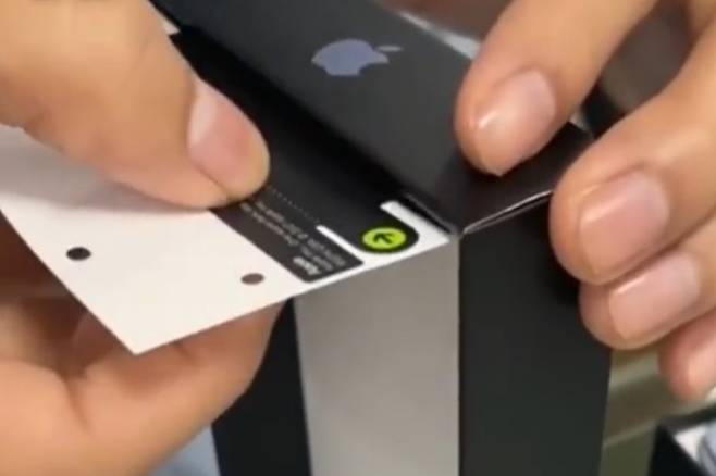 애플 아이폰13 시리즈를 재포장하는 모습. [mrmad 캡처]