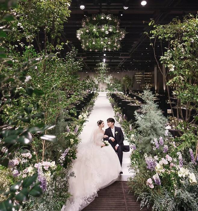 Former figure skater Kim Yuna, Forestella member Ko Woo-rims movie-like two-shot was unveiled.Kim Yuna posted several photos to her Instagram on October 23, along with a praying hand and heart emoji.The photo shows Kim Yuna Ko Woo-rim wearing a Wedding Dress and a tuxedo. A beautiful atmosphere captures the eye like a scene in a movie.Kim Yuna said through the Instagram, I met a good person and promised the future, so I posted a beautiful wedding ceremony in the blessing of many people yesterday. I sincerely thank all those who congratulated me.And I would like to express my gratitude to many people who helped me in the preparation process. I will do my best to live well as I am so blessed. Following her marriage testimony, Kim Yuna shared her happy new brides heart with several photos taken with her husband Ko Woo-rim.On the other hand, Kim Yuna Ko Woo-rim married Wedding ceremony at Seoul Shilla Hotel on the afternoon of the 22nd.The two, who are five years older than each other, first met on the occasion of the 2018 All That Skate Ice Show celebration stage and developed into a lover, becoming a couple after three years of dating.On this day, the Wedding ceremony society was performed by comedian Shin Dong-yeop, and the celebration was called by Forestella members including Ko Woo-rim.In particular, the members of Forestella sang In Un ⁇ altra Vita as a celebration song.In Un ⁇ altra Vita is a song selected by Forestella in the first leg of the final when she won JTBCs Phantom Singer 2 in 2017.Kim Yuna Ko Woo-rim is also a meaningful song for the couple because Forestella set the stage for In Un ⁇ altra Vita during the All That Skate Ice Show in 2018 when the two met for the first time.Kim Yuna Ko Woo-rims gift for the guests is a set of Christian Dior beauty cosmetics worth 200,000 won, which is said to be packed with pouch lotion serum cream.On the same day, Kim Yunas Wedding Dress was known as the Lebanese designer Elisabes 2023 spring collection, and the second dress was known as the Israeli brand Chana Marus.Kim Yuna Ko Woo-rims newly-married house is Mark Hills, a luxury villa located in Seoul Heukseok-dong.Located on the riverside hill between the Hangang Bridge and the Yeongdae Bridge, this villa has a panoramic view of the Han River. It consists of 74 pyeong in all 18 generations and has 4 rooms and 3 toilets.