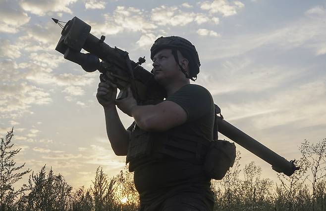 한 우크라이나 군인이 휴대용 지대공미사일을 하늘을 향해 겨누고 있다. EPA연합뉴스