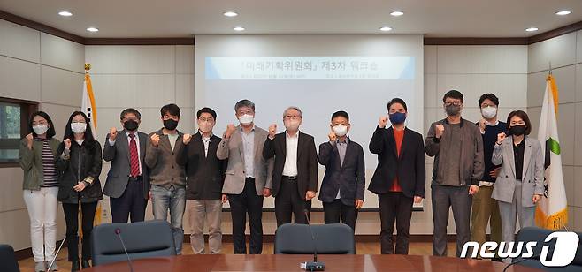 22일 충남연구원에서 개최한 충남의 미래먹거리 발굴 세미나 참가자들. (충남연구원 제공)