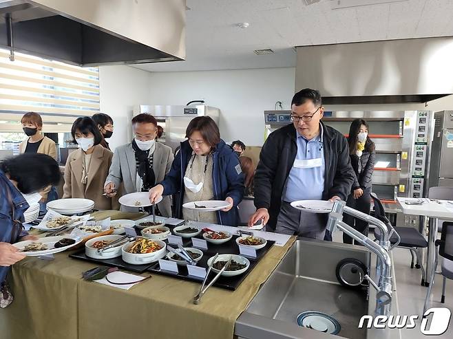 24일 충북 충주시농업기술센터는 껍질째 먹는 고구마 '통채루' 홍보를 위해 레시피 시연회를 열었다고 밝혔다. 사진은 시연회.(충주시 제공)2022.10.24/뉴스1