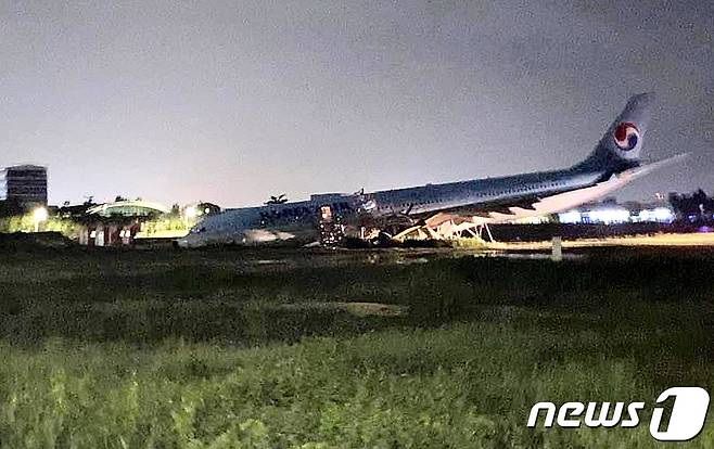 23일(현지시간) 필리핀 세부 막탄공항에서 악천후 속 착륙 후 활주로를 이탈(오버런·overrun)하는 사고가 발생한 대한항공 여객기가 동체가 파손된 채 멈춰서 있다. 24일 대한항공에 따르면 인천국제공항에서 전날 오후 6시 35분 출발해 세부 막탄 공항으로 향한 A330-300 여객기(KE631)가 착륙하는 과정에서 현지 기상 악화로 비정상 착륙했다. 악천후로 인해 이 여객기는 3번의 착륙 시도했으며, 결국 도착예정시간보다 1시간 정도 늦게 공항 착륙에 성공했지만, 활주로를 지나 수풀에서 멈춰 섰다. 당시 여객기에는 승객 162명과 승무원 11명이 타고 있었지만, 현재까지 인명 피해는 없는 것으로 파악됐다. 그러나 여객기 바퀴와 동체 일부가 파손됐다. (트위터 캡처) 2022.10.24/뉴스1