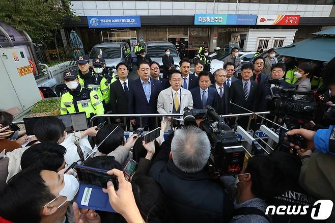 불법 자금 수수 의혹과 관련해 김용 민주연구원 부원장을 체포한 검찰이 24일 서울 영등포구 더불어민주당사를 압수수색한 가운데 박성준 대변인이 입장을 발표하고 있다. 2022.10.24/뉴스1 ⓒ News1 조태형 기자