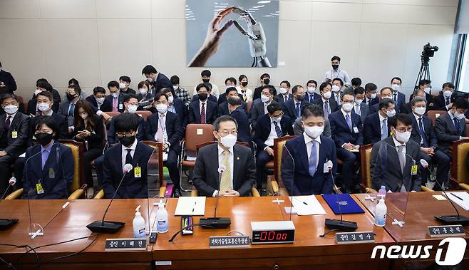 이종호 과학기술정보통신부 장관(앞줄 가운데)을 비롯한 증인들이 24일 서울 여의도 국회에서 열린 과학기술정보방송통신위원회의 과학기술정보통신부 등에 대한 종합감사에 출석해 있다. 앞줄 왼쪽부터 최수연 네이버 대표, 이해진 네이버 글로벌투자책임자(GIO), 이 장관, 김범수 카카오미래이니셔티브센터장, 홍은택 카카오 대표. 2022.10.24/뉴스1 ⓒ News1 유승관 기자