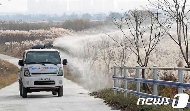 지난 20일 전북 부안군 계화 조류지에서 채취된 야생조류 분변을 정밀 검사한 결과 H5N1형 고병원성 조류인플루엔자(AI) 확진이 확인됐다.2022.10.24/뉴스1 ⓒ News1 문요한 기자