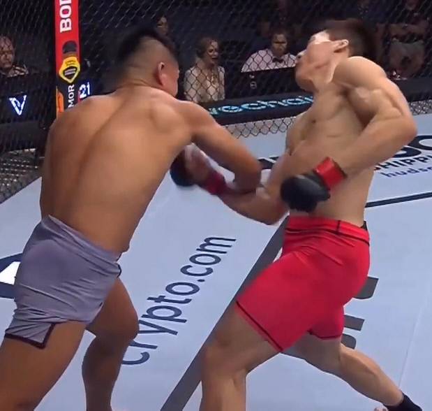 기원빈(오른쪽)이 23일(한국시간) 아랍에미리트 아부다비 에티하드 아레나에서 열린 ‘로드 투 UFC(ROAD TO UFC)’ 라이트급 준결승전에서 제카 사라기에 패해 결승 진출에 실패했다. 출처 | UFC 채널