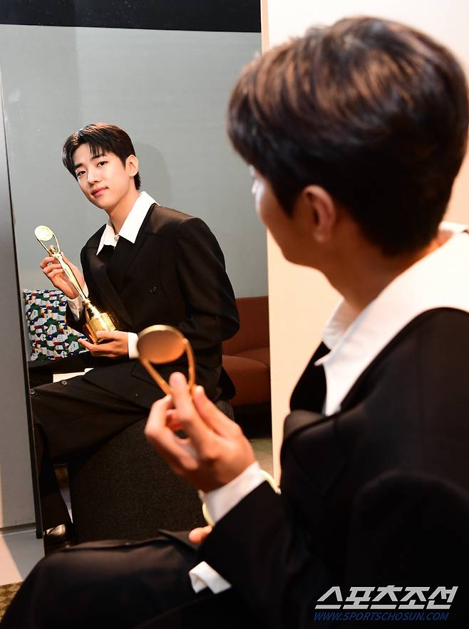 .제1회 청룡시리즈어워즈에서 티르티르 인기상을 수상한 배우 박재찬이 23일 논현동의 한 스튜디오에서 본지와의 인터뷰 시간을 갖고 있다.

논현동=최문영 기자 deer@sportschosun.com/2022.08.23/