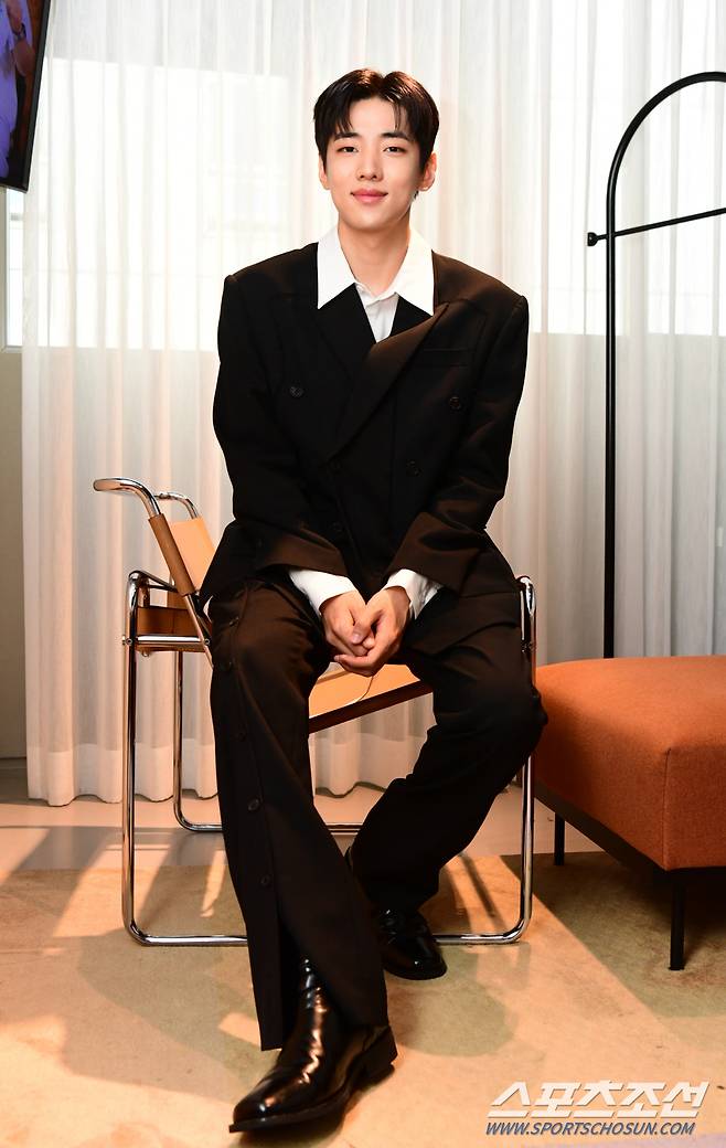 .제1회 청룡시리즈어워즈에서 티르티르 인기상을 수상한 배우 박재찬이 23일 논현동의 한 스튜디오에서 본지와의 인터뷰 시간을 갖고 있다.

논현동=최문영 기자 deer@sportschosun.com/2022.08.23/