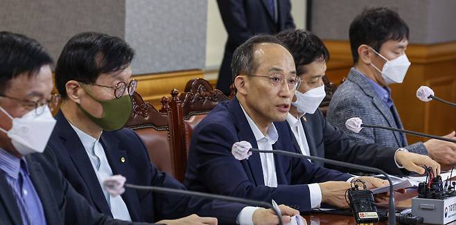 추경호 경제부총리 겸 기획재정부 장관(가운데)을 비롯한 경제부처장들이 23일 오후 서울 중구 은행회관에서 '비상거시경제금융회의'를 연 뒤 내용을 설명하고 있다. /연합