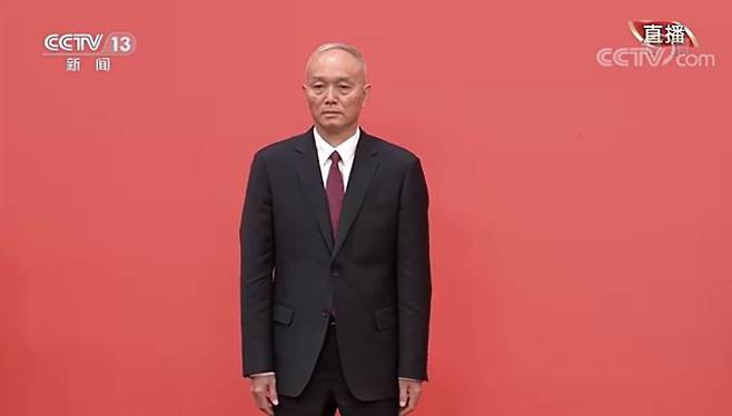 시진핑 중국 국가주석 집권 3기 중국공산당 중앙정치국 상무위원 서열 5위인 차이치 베이징시 당 서기가 2022년 10월 23일 베이징 인민대회당에서 열린 기자회견장 중 시 주석 소개 후 인사하고 있다. /중국 CCTV