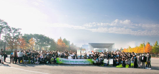 대전대성고등학교(학교장 이영래)가 지난 22일 갑천 일대에서 '플로깅 데이'를 진행했다. 사진=대전대성고등학교 제공