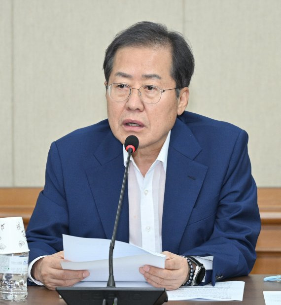 홍준표 대구시장이 24일 오전 시청 산격청사 대회의실에서 간부회의를 주재하고, 실·국·본부에 동절기 대비 종합대책 수립을 당부하는 등 시정 전반에 걸친 추진상황을 점검했다. 사진=대구시 제공