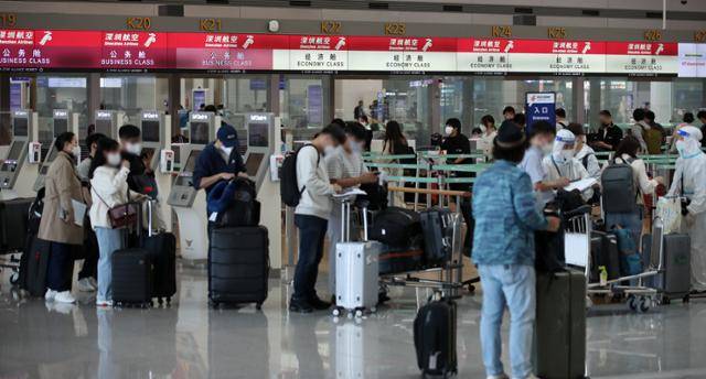 지난 5일 인천국제공항 출국장에서 탑승객들이 수속을 위해 줄 서 있다. 뉴스1