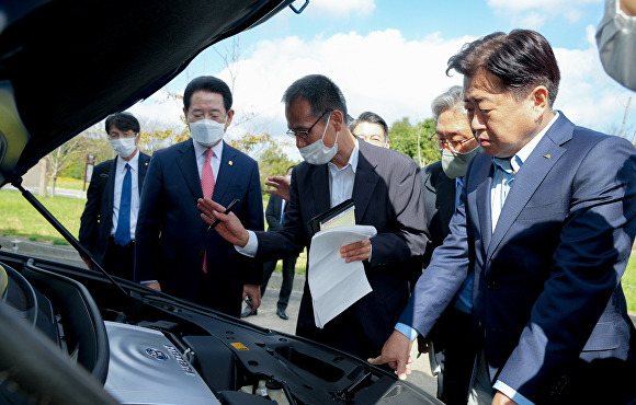 오영훈 제주특별자치도지사(오른쪽 첫번째)가 김영록 전라남도지사(왼쪽 두번째)와 함께 지난 23일 일본 규슈대를 방문, 수소차 관계자의 설명을 듣고 있다.  [사진=제주특별자치도 제공]