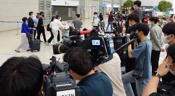 지난 7월 튀르키예(터키) 이스탄불에서 인천국제공항으로 향하던 대한항공 여객기가 기체 결함으로 아제르바이잔 수도 바쿠에 긴급 착륙했다. 이 여객기에 탑승한 승객들은 대한항공 임시편으로 인천공항을 통해 귀국하고 있다. 연합뉴스