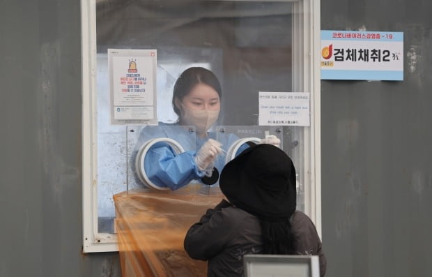 서울역 코로나19 임시선별검사소에서 의료진이 검체채취를 하고 있다. /사진=연합뉴스