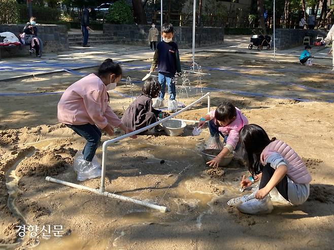 지난 23일 서울 강북구 솔밭근린공원에 생긴 팝업 놀이터에서 아이들이 물웅덩이 주변에 모여 흙 놀이를 하고 있다. 김보미 기자