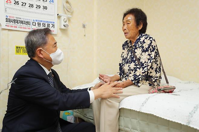 South Korea Foreign Minister Park Jin (left) speaks with Yang Geum-deok, a survivor of wartime forced labor, in Gwangju on Sept. 5. (Yonhap)