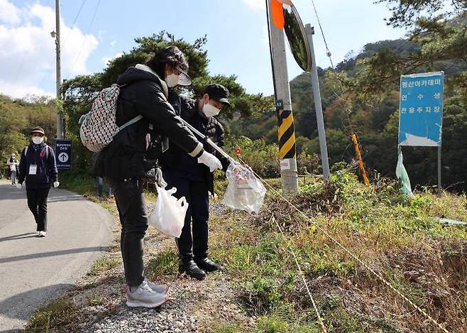 24일 '제3회 DGB E-HERO FAMILY CAMP'에 참여한 가족들이 조깅을 하며 쓰레기를 줍는 플로깅(plogging)으로 뜻 깊은 시간을 보내고 있다. (DGB대구은행 제공) 2022.10.24